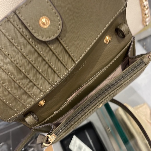 MICHAEL KORS
Jet Set Travel Medium Logo Smartphone Leather Crossbody
OLIVE
NWT - Picture 12 of 16